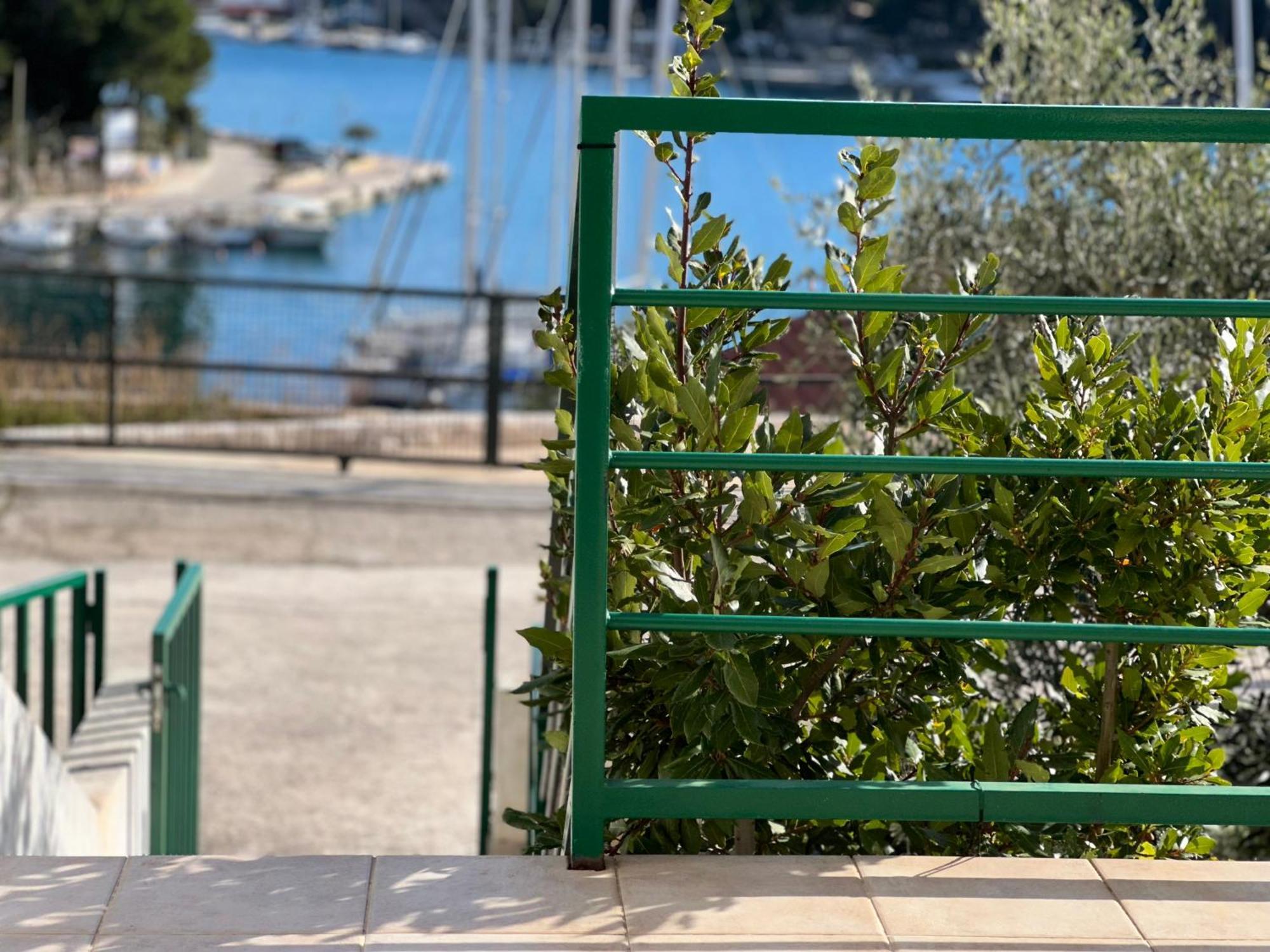 Apartment Milna - With Swimming Pool & Amazing Seaviews, Above Bijaka Beach Exterior photo