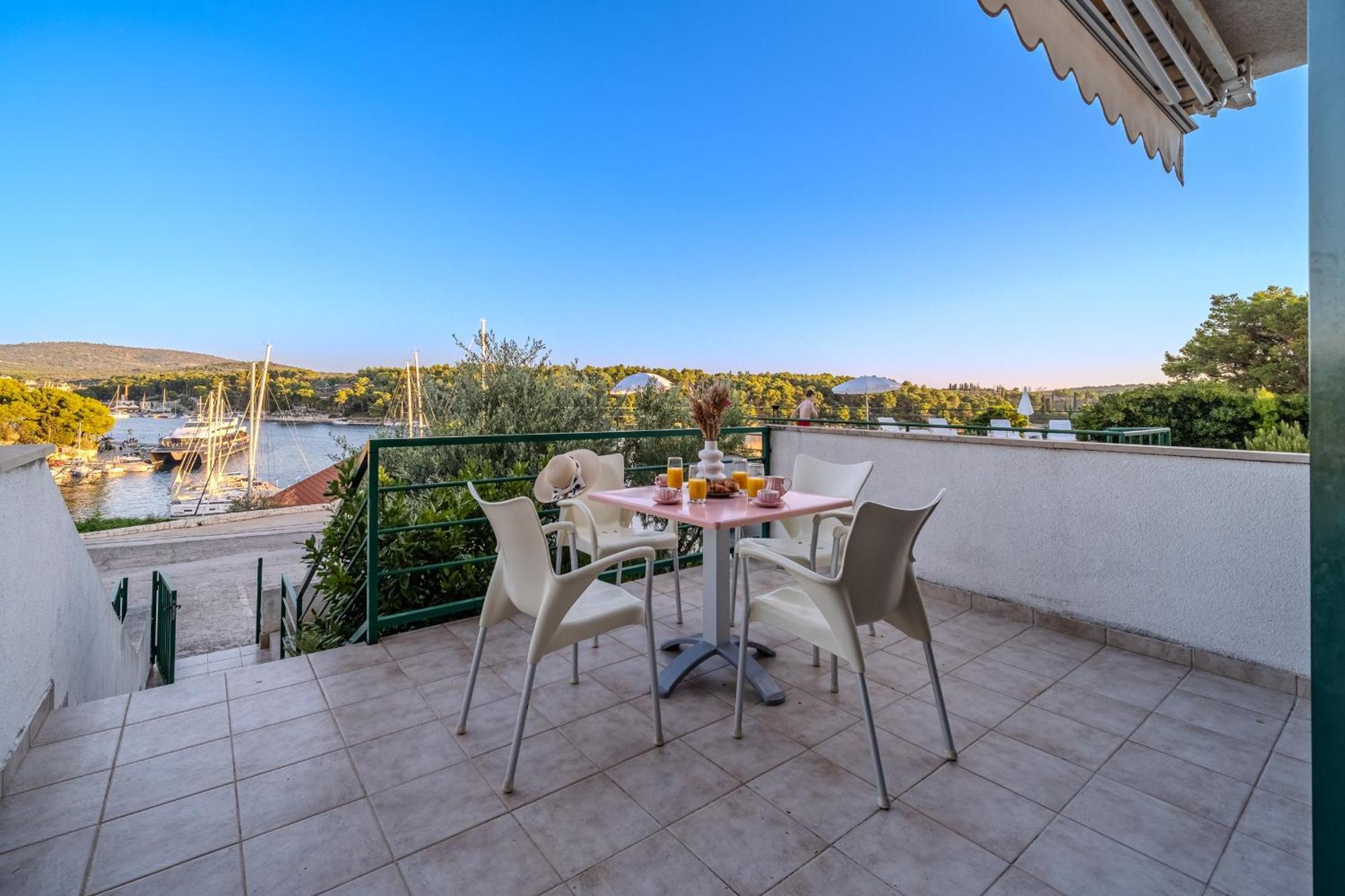Apartment Milna - With Swimming Pool & Amazing Seaviews, Above Bijaka Beach Exterior photo