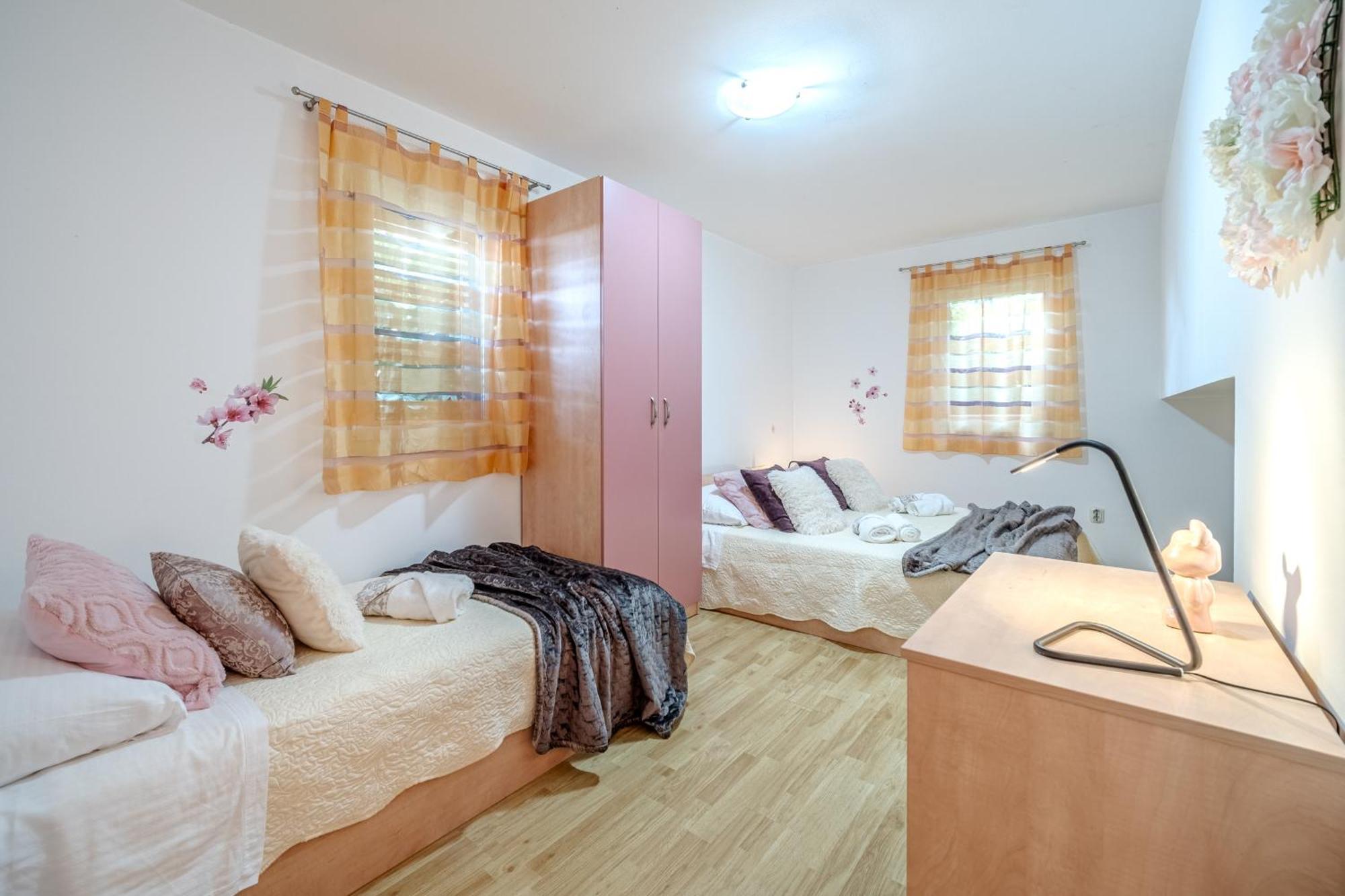 Apartment Milna - With Swimming Pool & Amazing Seaviews, Above Bijaka Beach Exterior photo