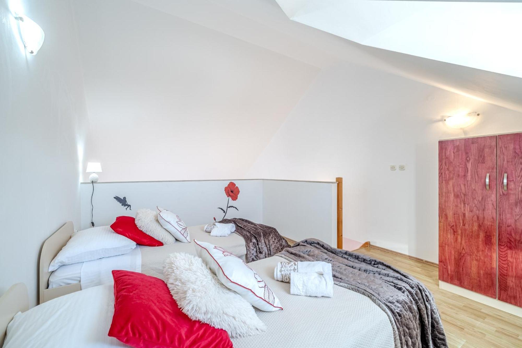 Apartment Milna - With Swimming Pool & Amazing Seaviews, Above Bijaka Beach Exterior photo