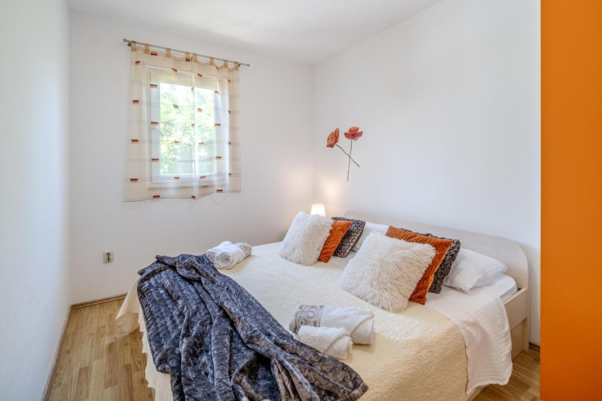Apartment Milna - With Swimming Pool & Amazing Seaviews, Above Bijaka Beach Exterior photo