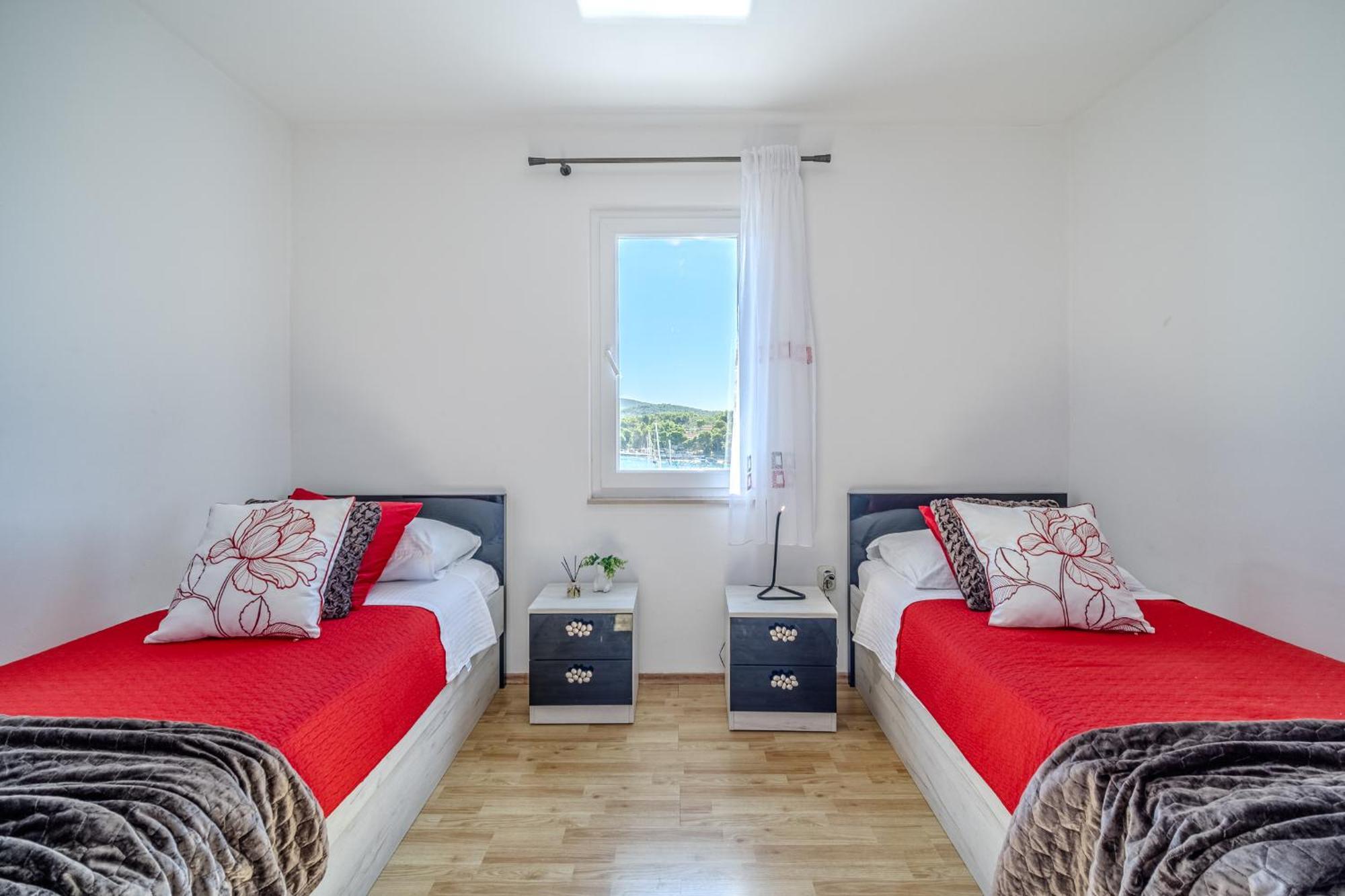 Apartment Milna - With Swimming Pool & Amazing Seaviews, Above Bijaka Beach Exterior photo