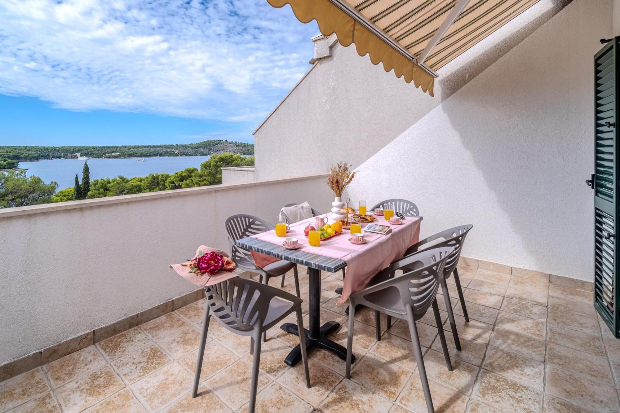 Apartment Milna - With Swimming Pool & Amazing Seaviews, Above Bijaka Beach Exterior photo