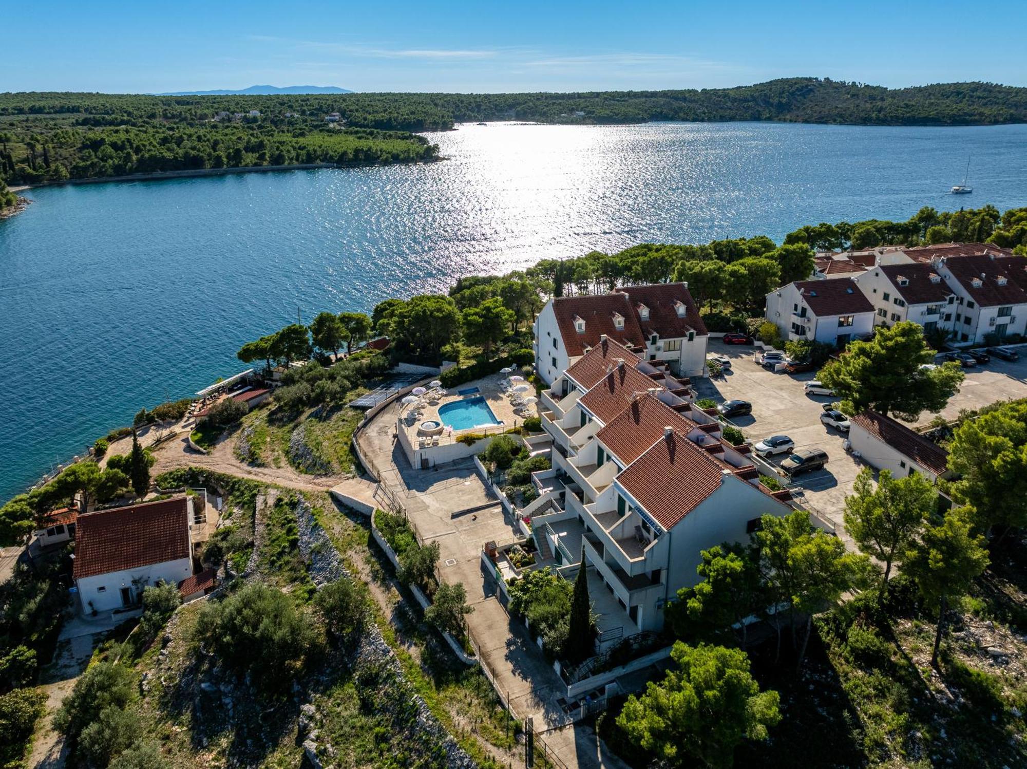 Apartment Milna - With Swimming Pool & Amazing Seaviews, Above Bijaka Beach Exterior photo