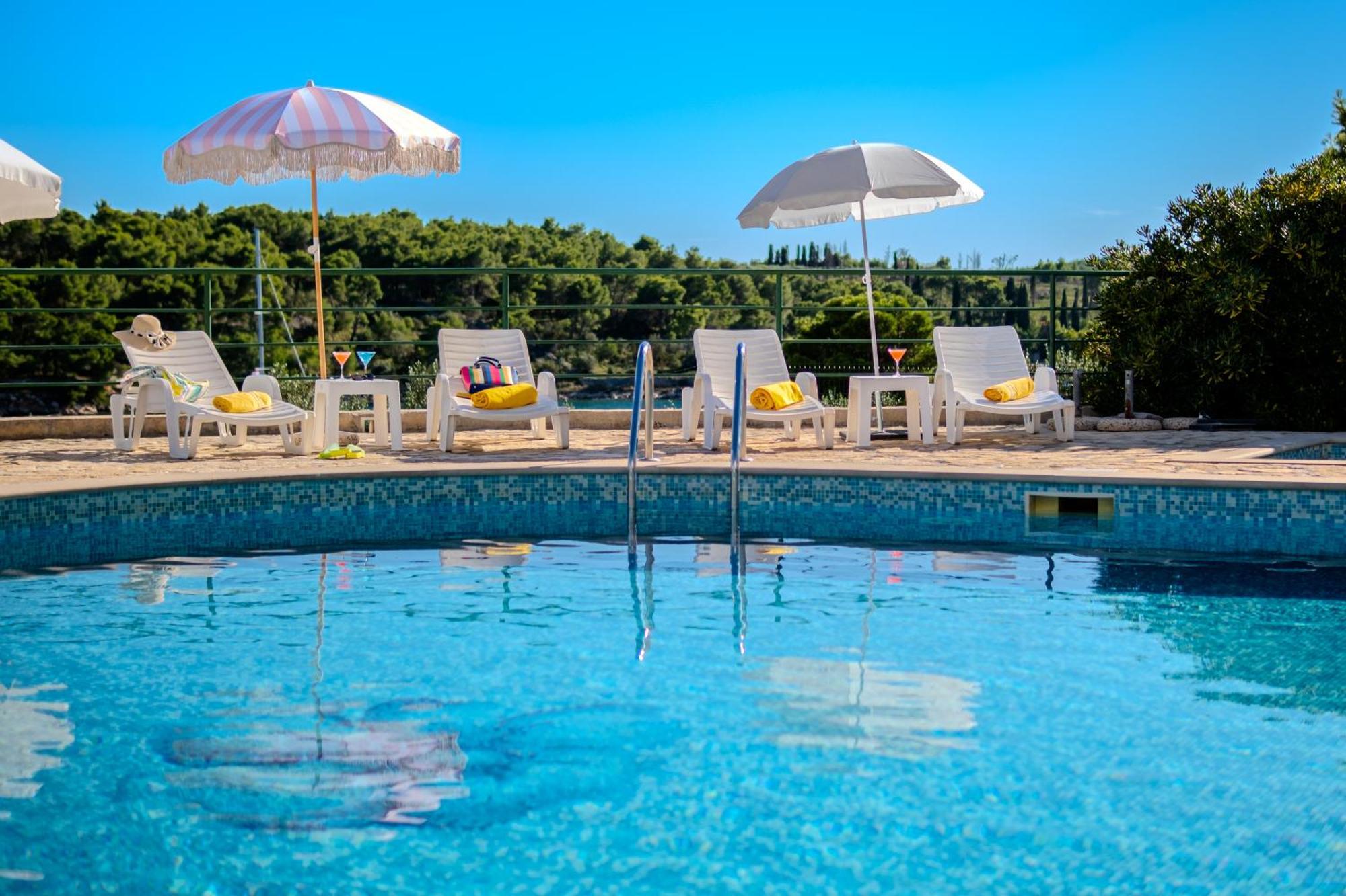 Apartment Milna - With Swimming Pool & Amazing Seaviews, Above Bijaka Beach Exterior photo