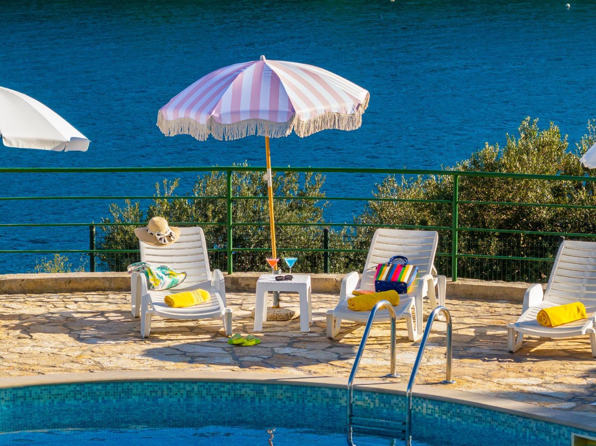 Apartment Milna - With Swimming Pool & Amazing Seaviews, Above Bijaka Beach Exterior photo