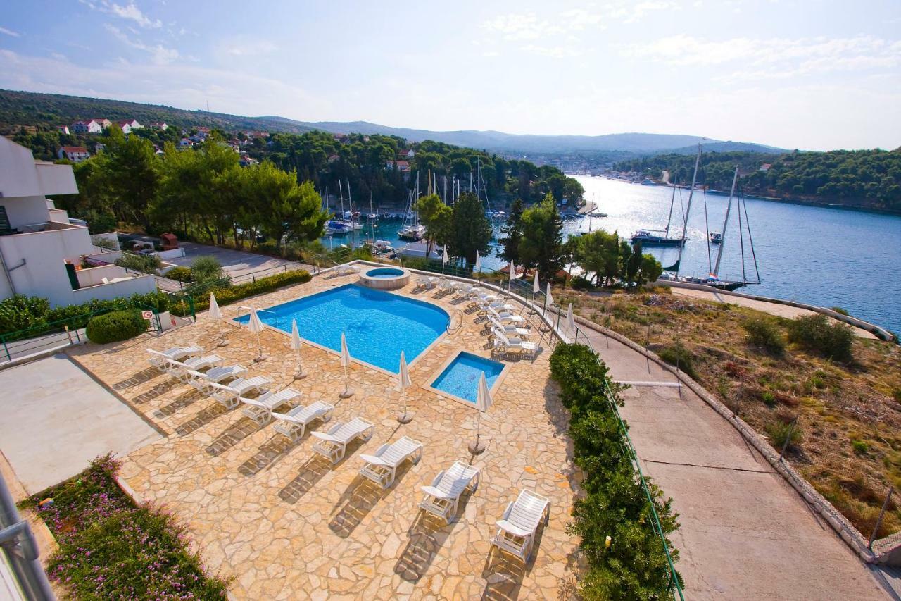 Apartment Milna - With Swimming Pool & Amazing Seaviews, Above Bijaka Beach Exterior photo